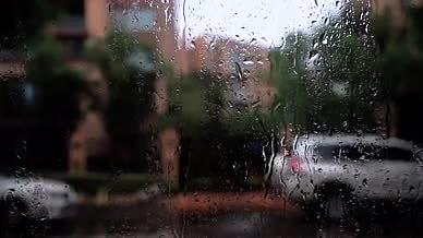 4K实拍夏季雨水梅雨季节下雨雨打在玻璃上视频的预览图